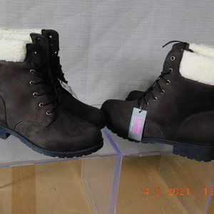 NWT Ladies' BOBBIE BROOKS Lace Up Combat Boots